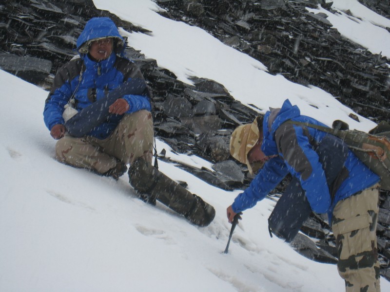 1.青海區(qū)域地質(zhì)調查翻越雪(xuě)山(shān)間歇_副本.jpg